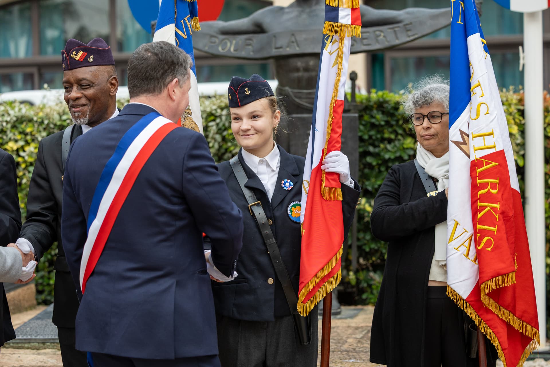 Cérémonie républicaine, maire et porte-drapeaux — © Franck Cluzel