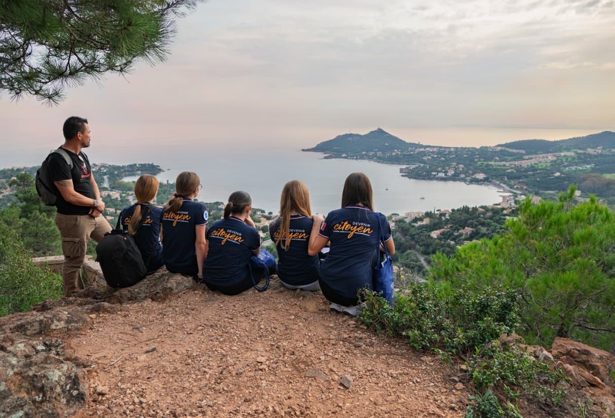 Collégiens du parcours Devenir Citoyen face à la baie — © Estérel Côte d'Azur - Christine Delville
